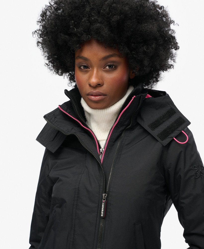 jaqueta corta-vento arctic sd com capuz e zíper frontal nas cores pretopretorosa punk