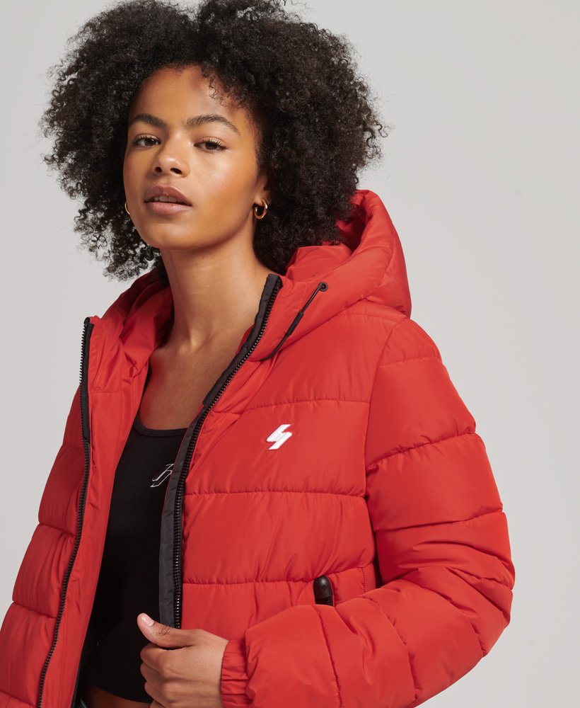 jaqueta puffer spirit sports com capuz na cor vermelho vibrante