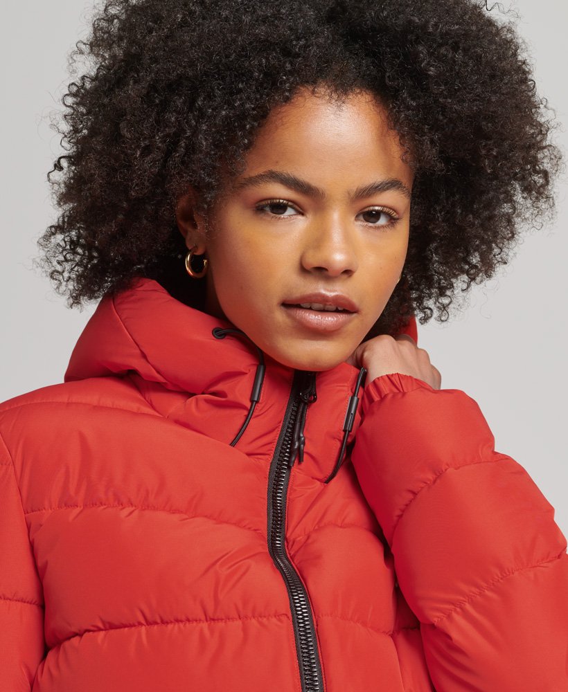 jaqueta puffer spirit sports com capuz na cor vermelho vibrante