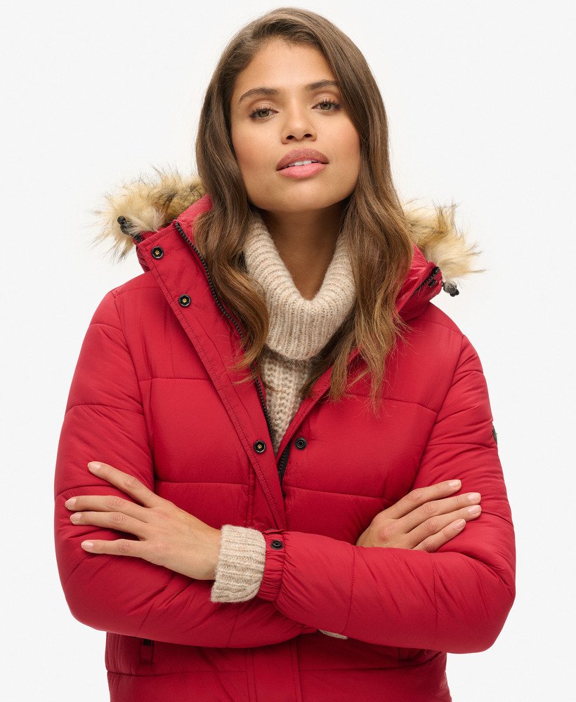 casaco puffer longo com capuz em pele sintética na cor vermelha.