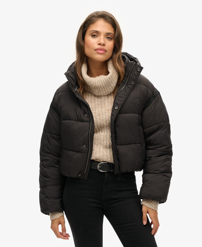 jaqueta puffer cropped estilo casulo na cor preta.