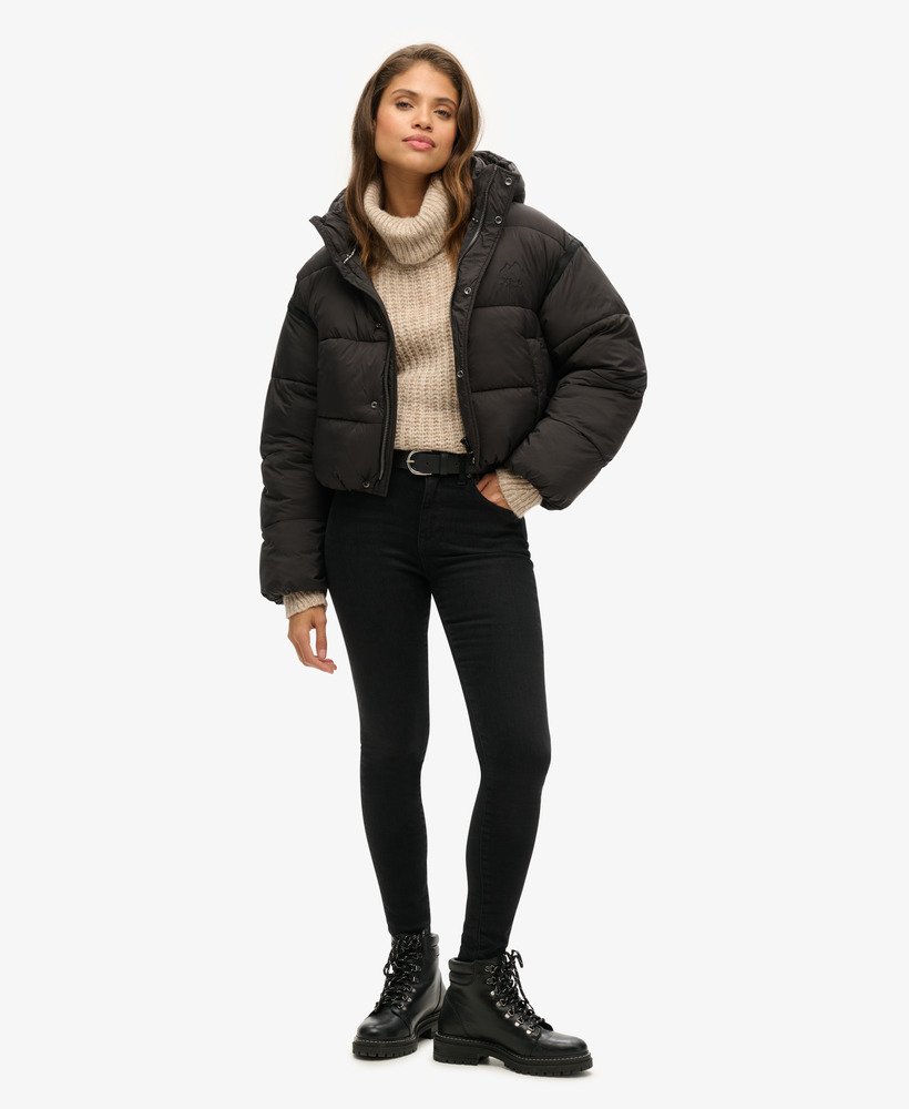 jaqueta puffer cropped estilo casulo na cor preta.