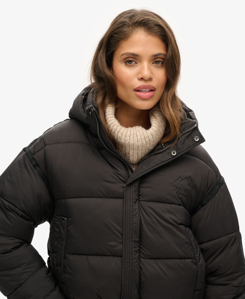 jaqueta puffer cropped estilo casulo na cor preta.