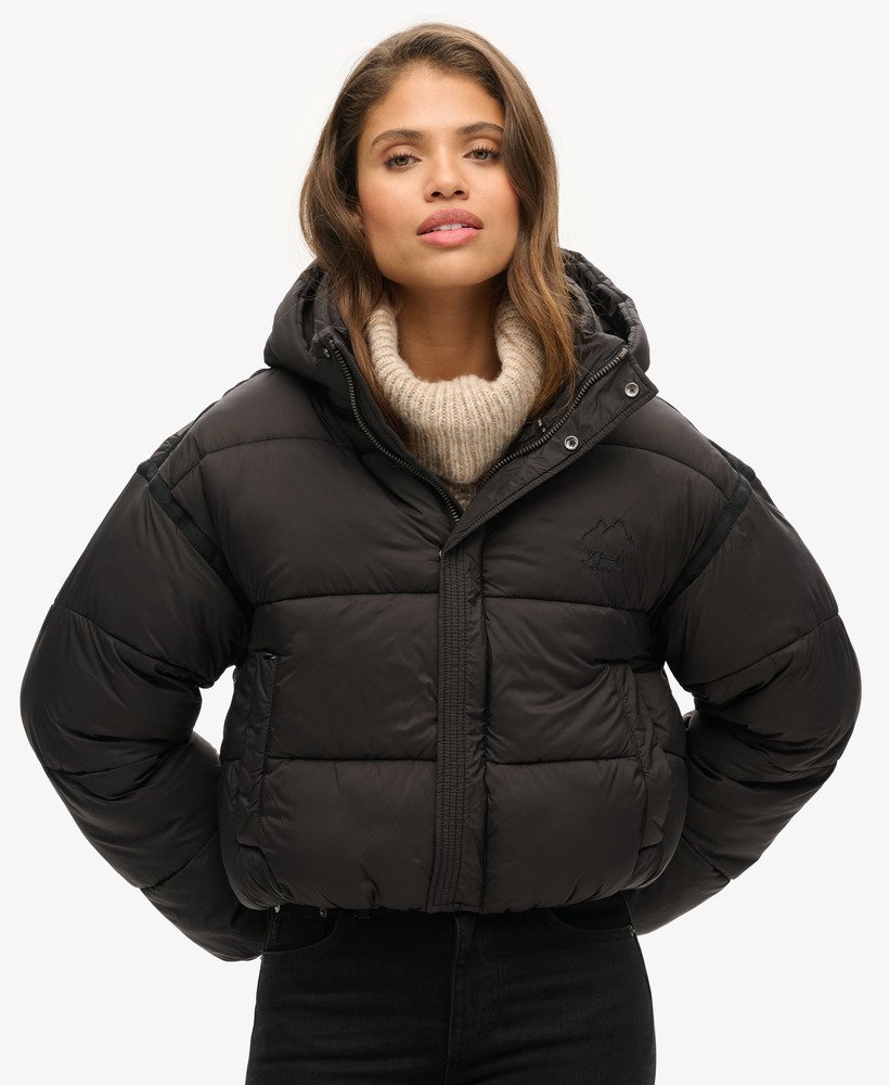 jaqueta puffer cropped estilo casulo na cor preta.