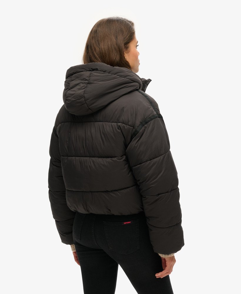 jaqueta puffer cropped estilo casulo na cor preta.