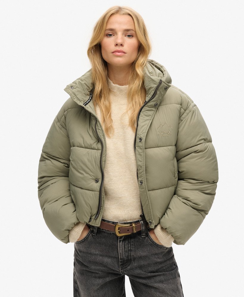 jaqueta puffer cropped estilo casulo na cor cáqui claro.