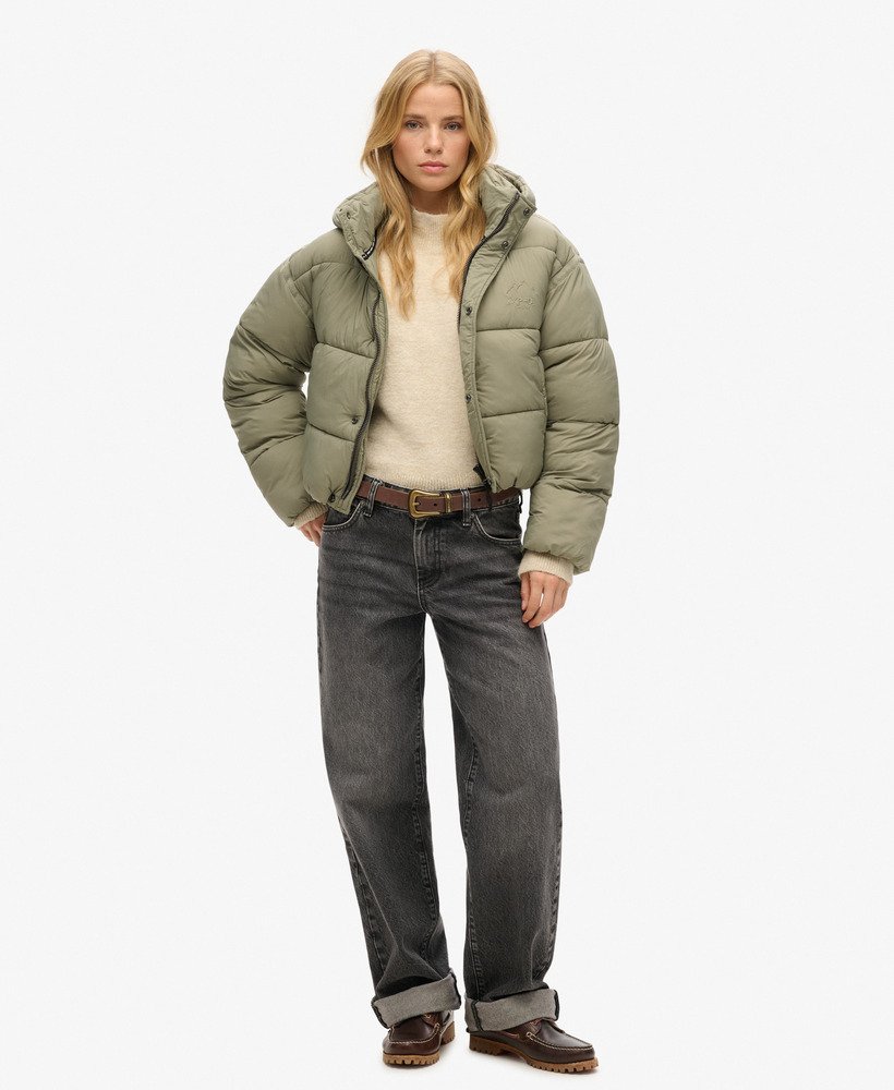 jaqueta puffer cropped estilo casulo na cor cáqui claro.