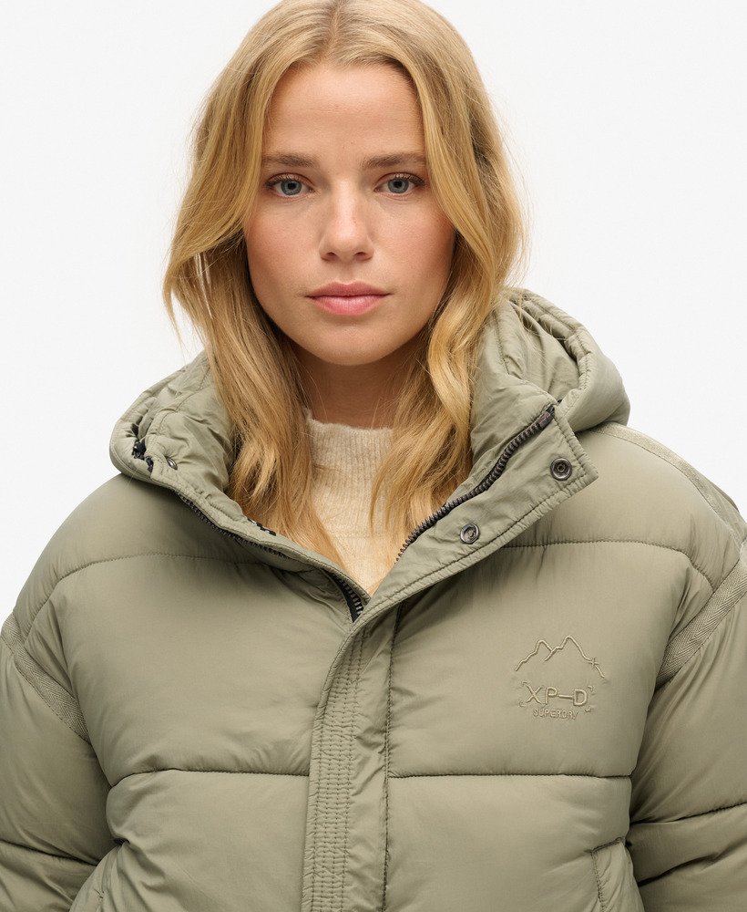 jaqueta puffer cropped estilo casulo na cor cáqui claro.