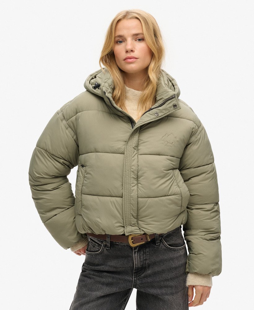 jaqueta puffer cropped estilo casulo na cor cáqui claro.