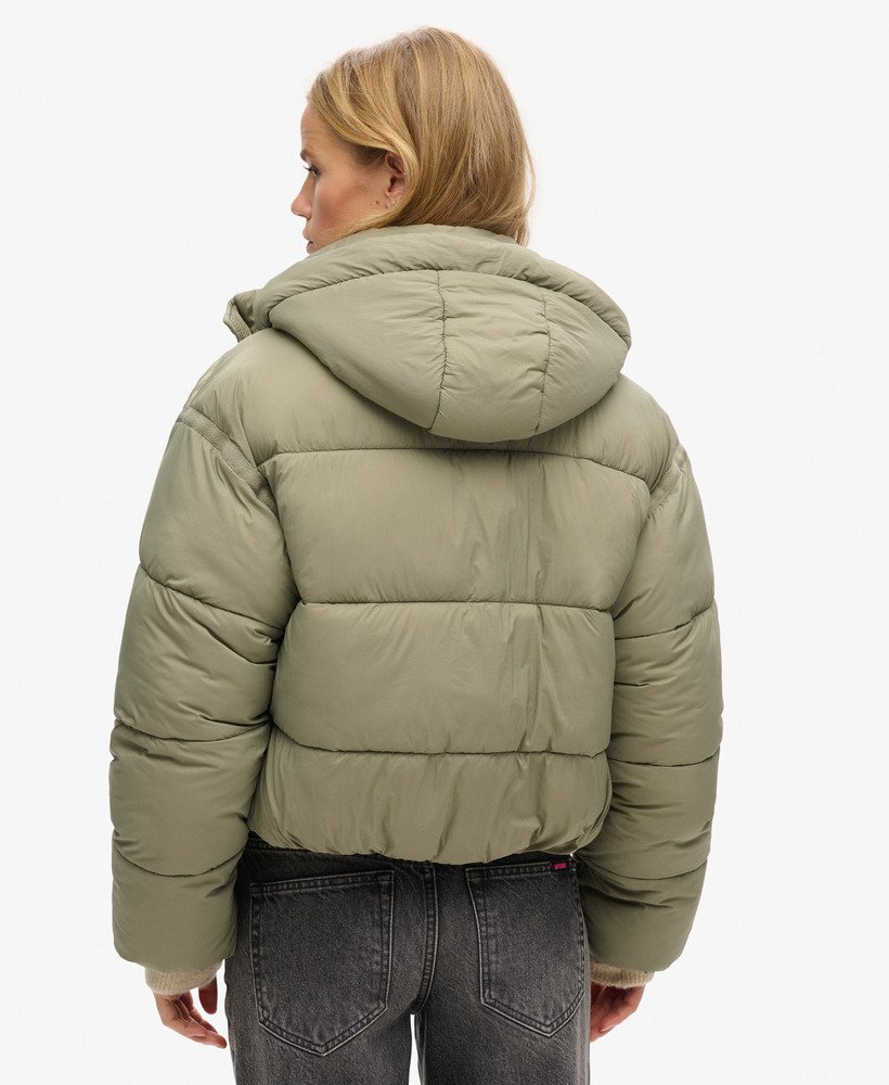 jaqueta puffer cropped estilo casulo na cor cáqui claro.