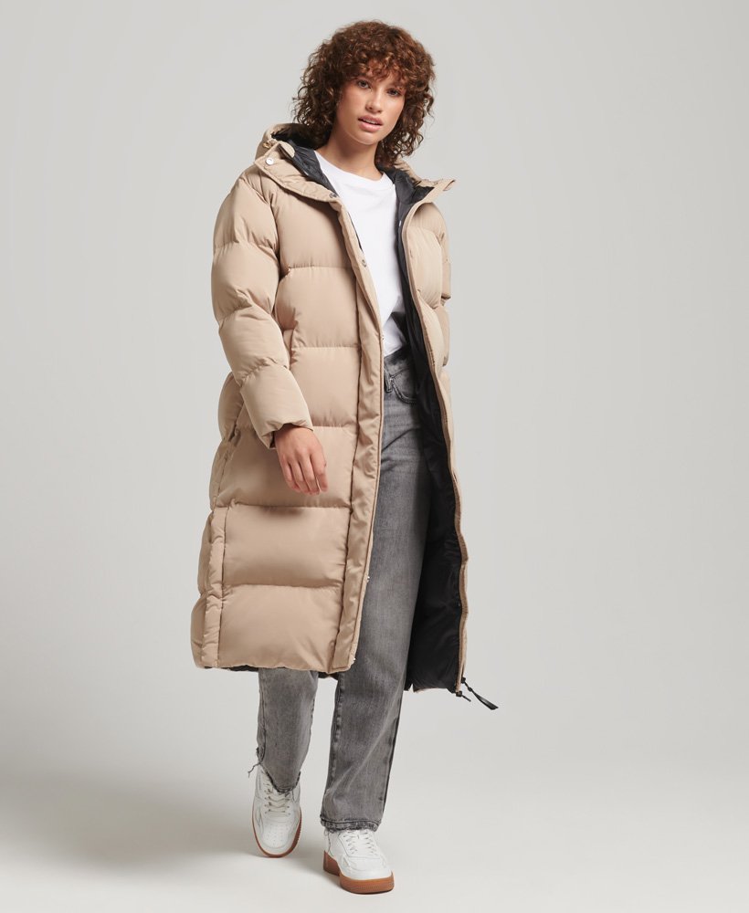 casaco puffer longo com capuz na cor bege shaker