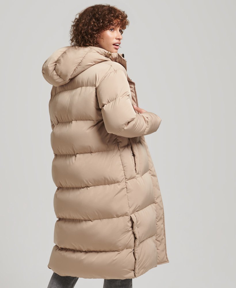 casaco puffer longo com capuz na cor bege shaker