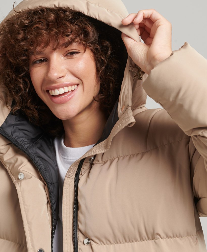 casaco puffer longo com capuz na cor bege shaker