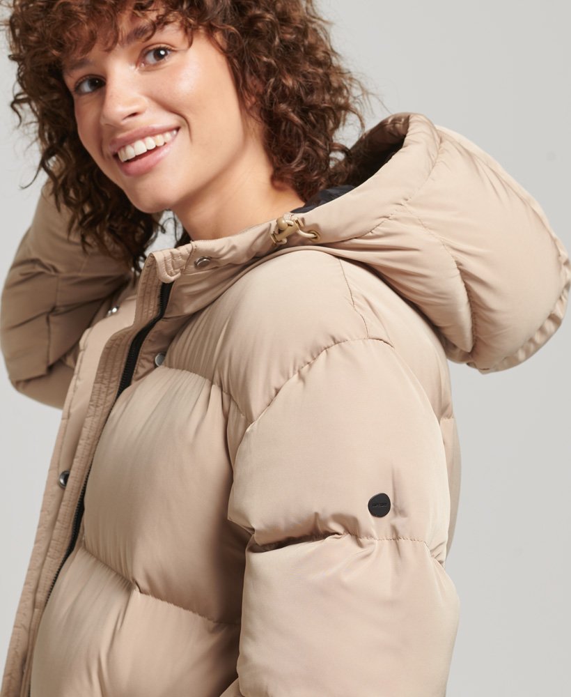 casaco puffer longo com capuz na cor bege shaker