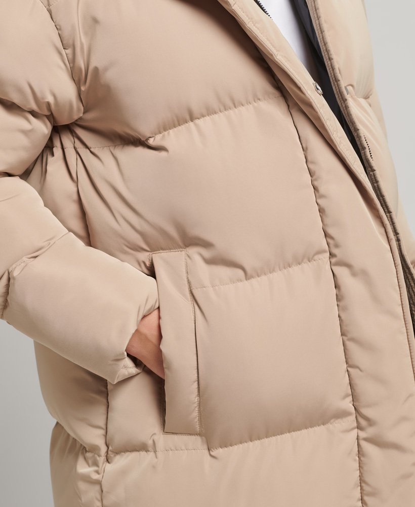 casaco puffer longo com capuz na cor bege shaker