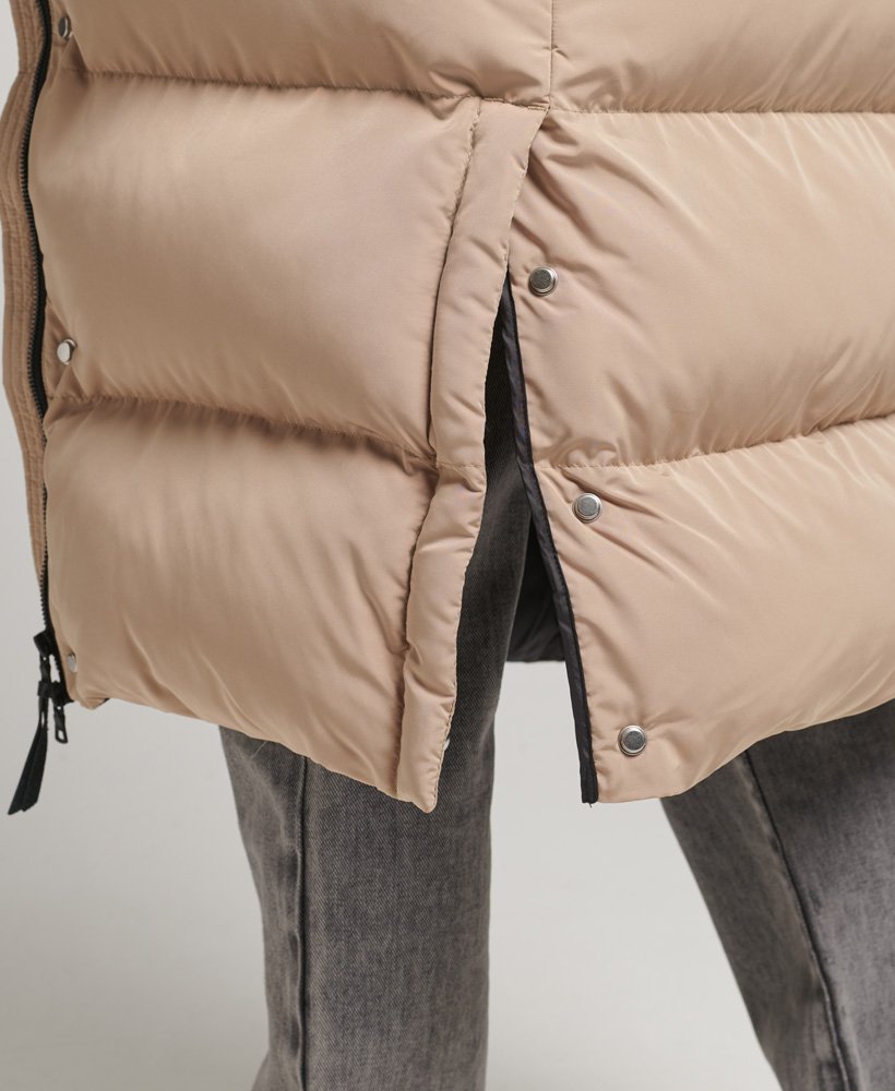 casaco puffer longo com capuz na cor bege shaker