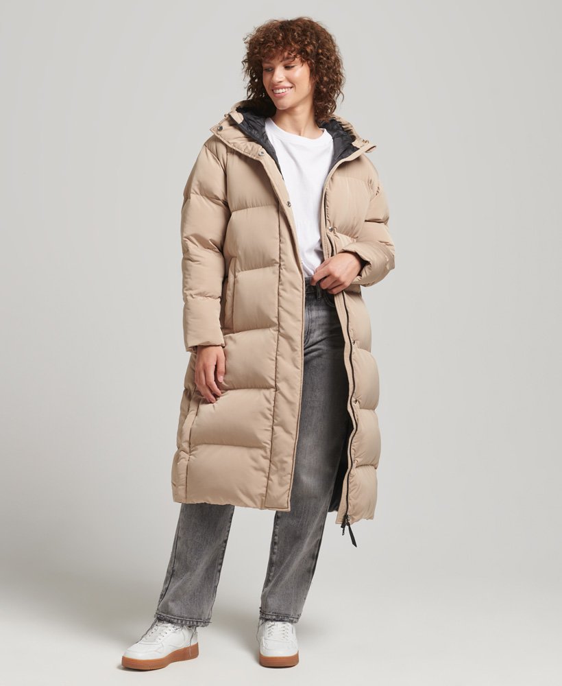 casaco puffer longo com capuz na cor bege shaker