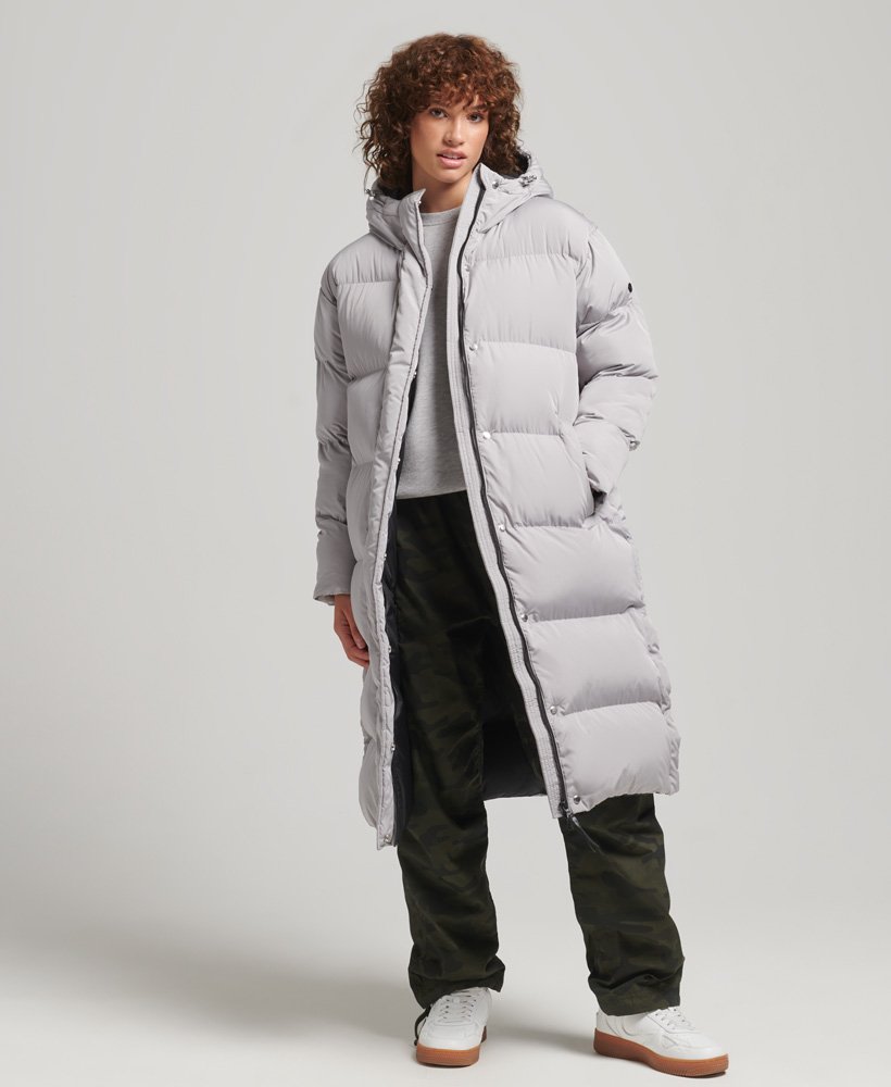 casaco puffer longo com capuz na cor cinza fosco.