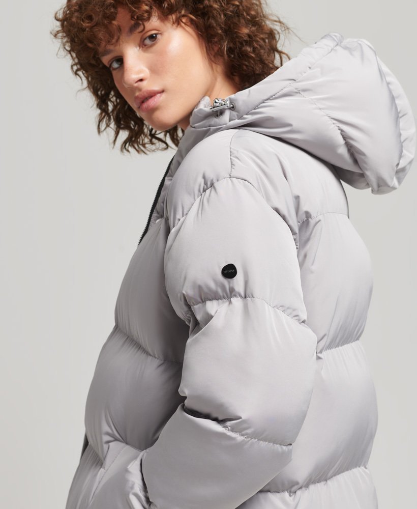 casaco puffer longo com capuz na cor cinza fosco.