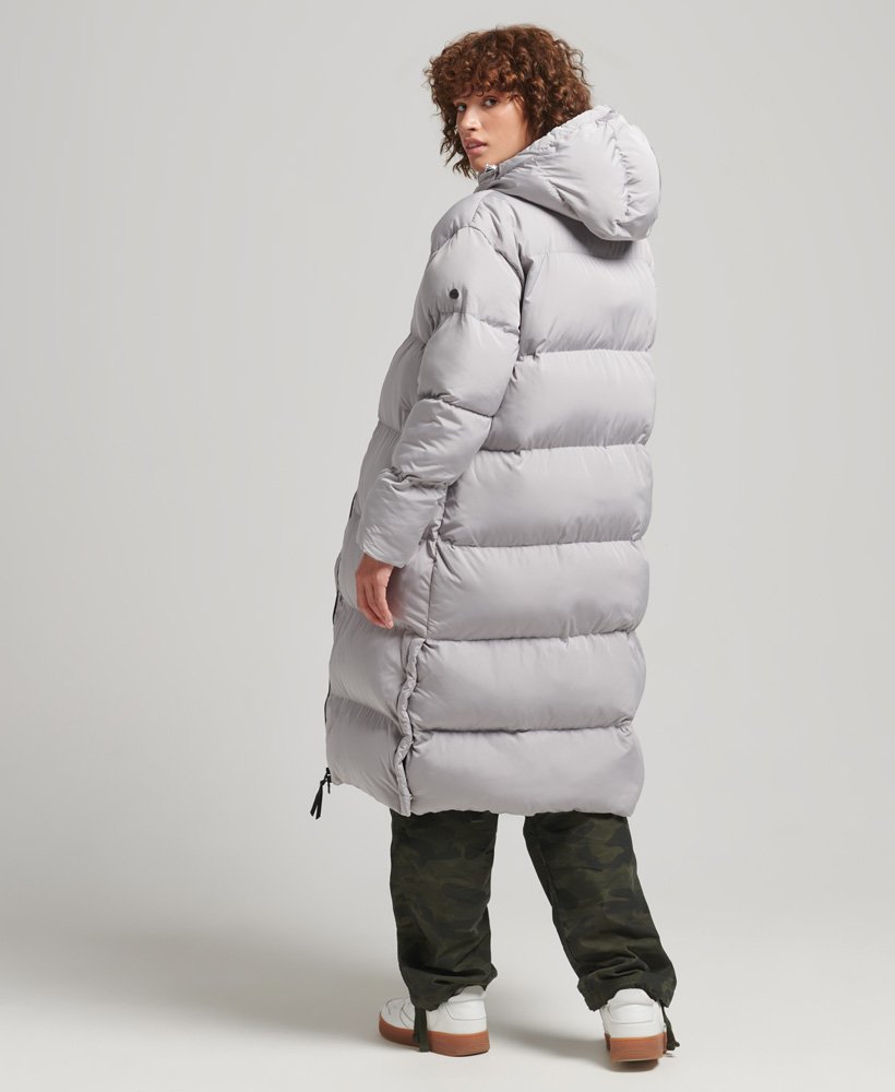 casaco puffer longo com capuz na cor cinza fosco.