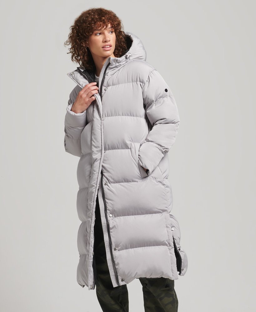 casaco puffer longo com capuz na cor cinza fosco.