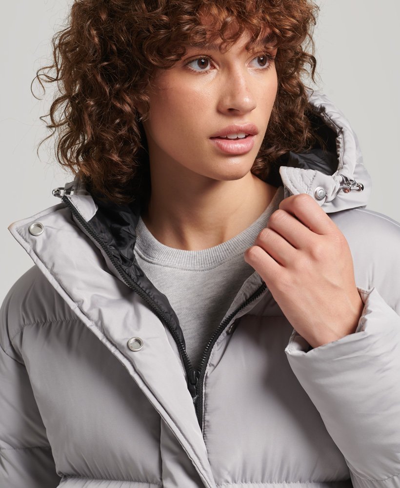 casaco puffer longo com capuz na cor cinza fosco.
