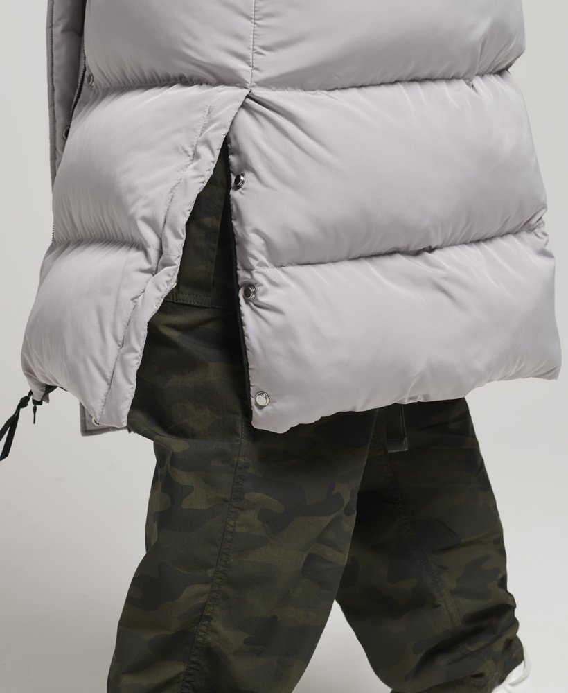 casaco puffer longo com capuz na cor cinza fosco.