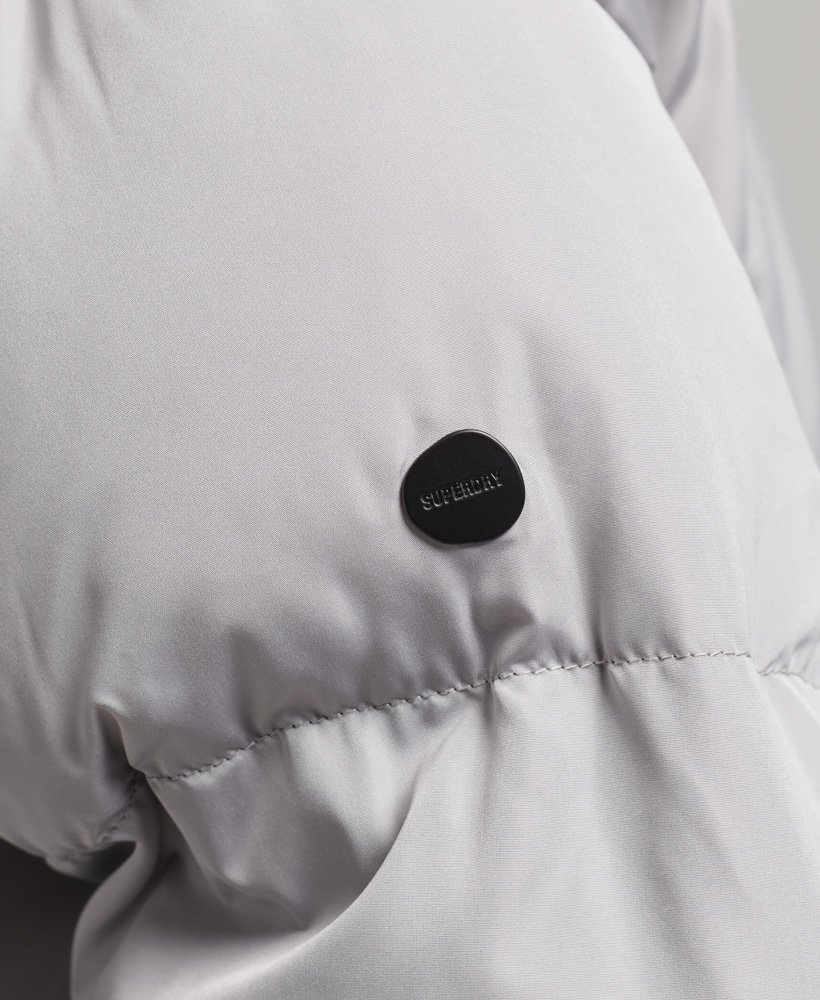 casaco puffer longo com capuz na cor cinza fosco.