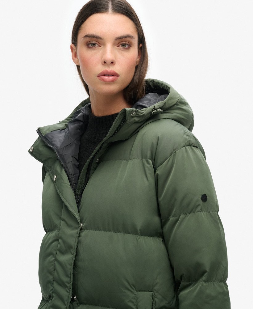 casaco puffer longo com capuz na cor tomilho.