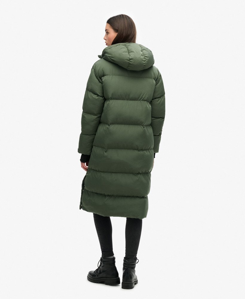 casaco puffer longo com capuz na cor tomilho.