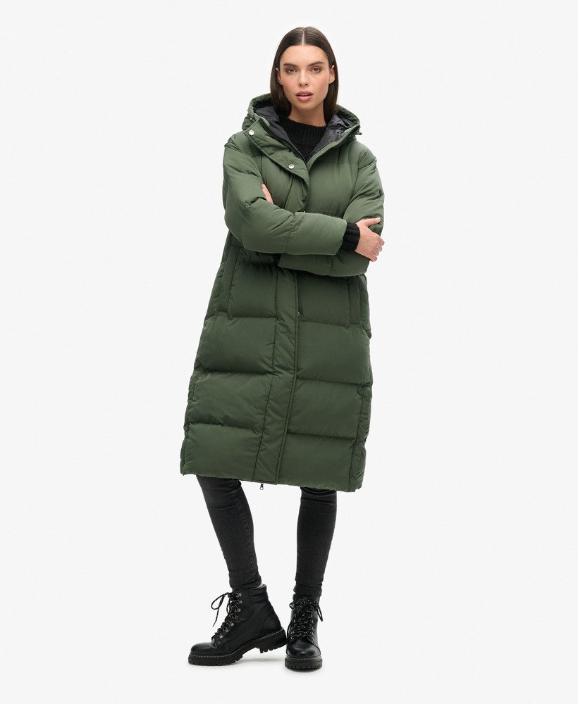casaco puffer longo com capuz na cor tomilho.