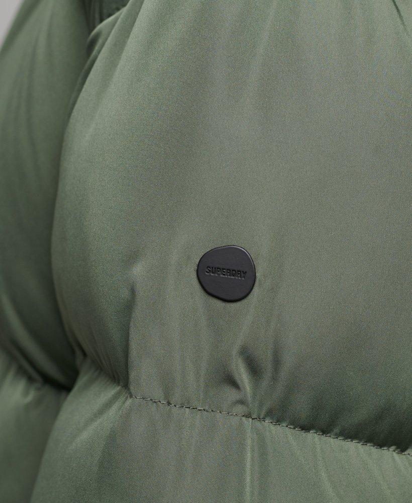 casaco puffer longo com capuz na cor tomilho.