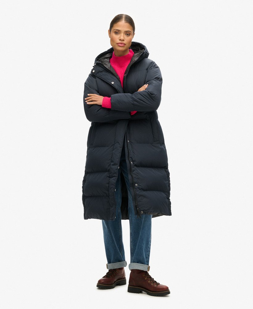 casaco puffer longo com capuz na cor azul marinho eclipse.