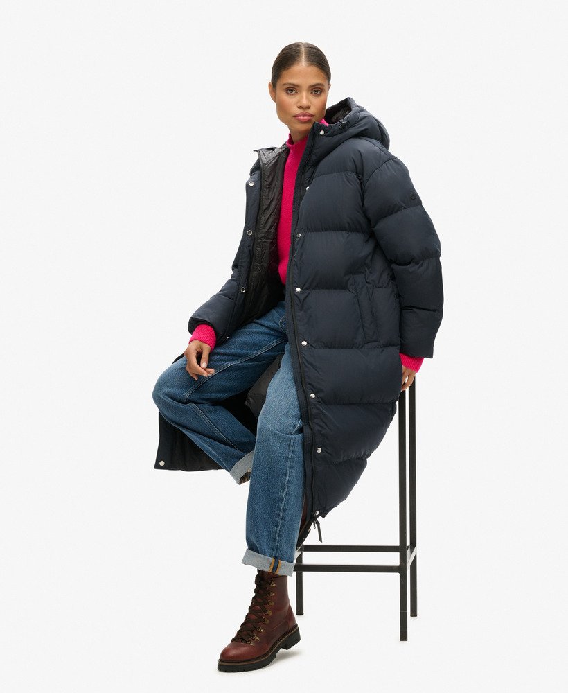 casaco puffer longo com capuz na cor azul marinho eclipse.