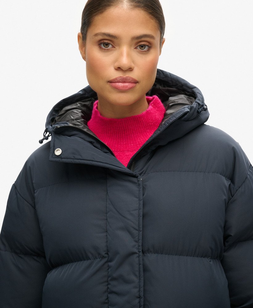 casaco puffer longo com capuz na cor azul marinho eclipse.
