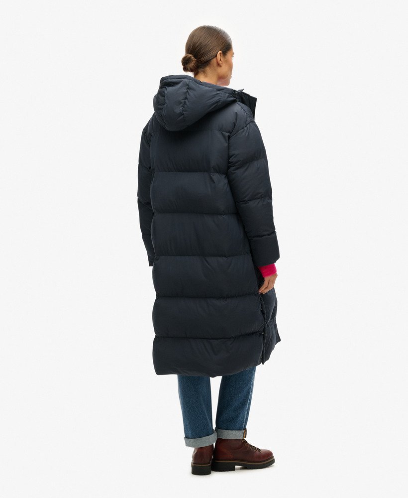 casaco puffer longo com capuz na cor azul marinho eclipse.