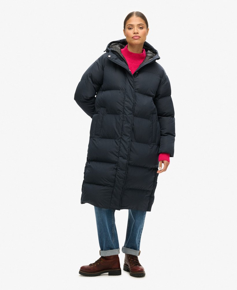 casaco puffer longo com capuz na cor azul marinho eclipse.