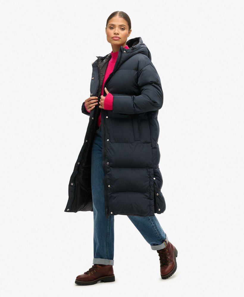 casaco puffer longo com capuz na cor azul marinho eclipse.