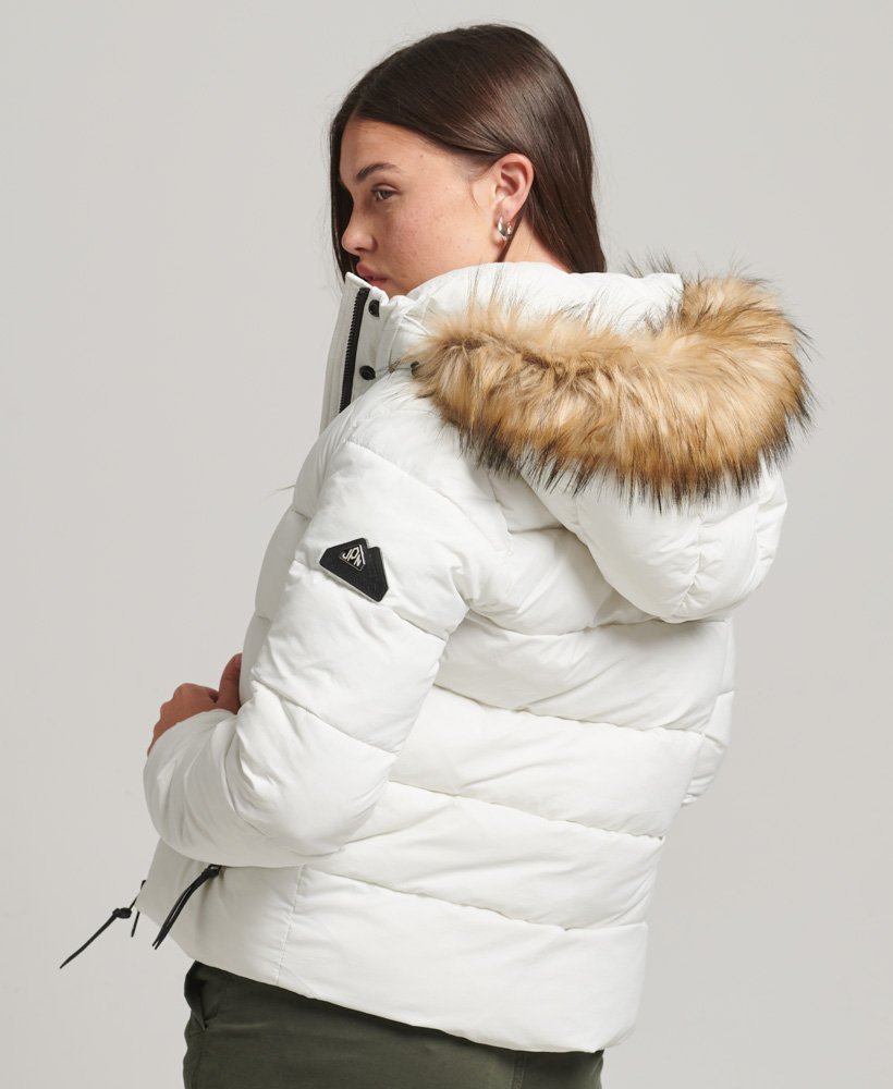 jaqueta curta com capuz camada intermediária na cor branco inverno.
