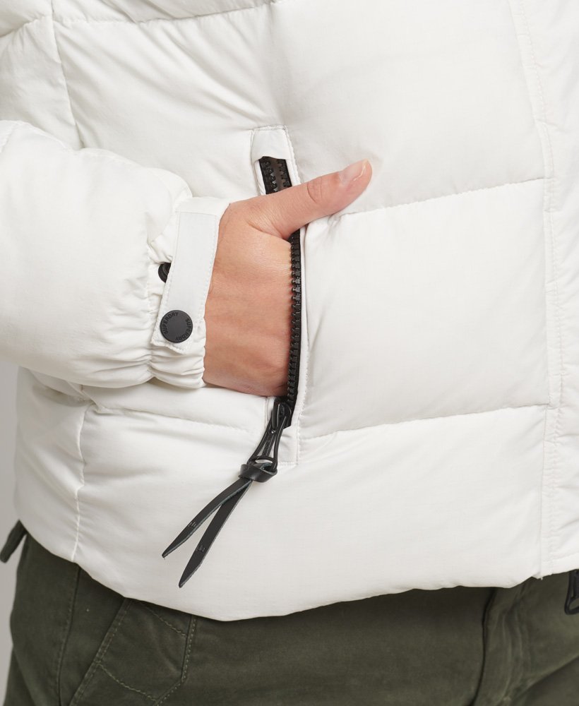 jaqueta curta com capuz camada intermediária na cor branco inverno.