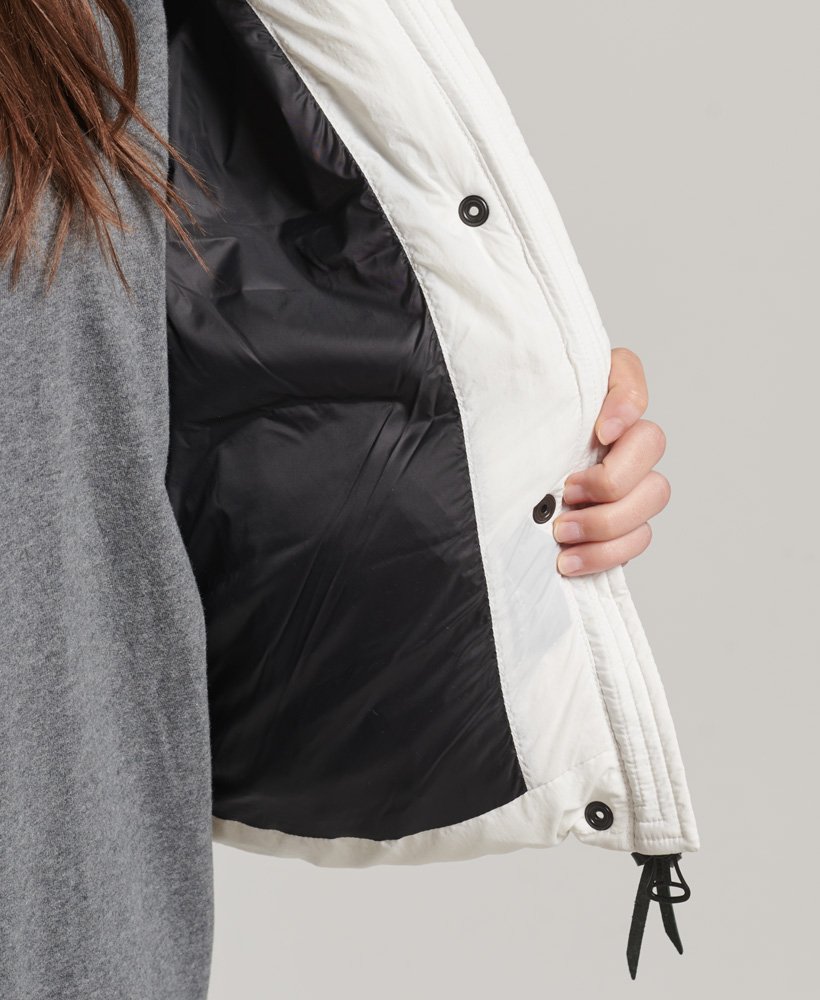 jaqueta curta com capuz camada intermediária na cor branco inverno.