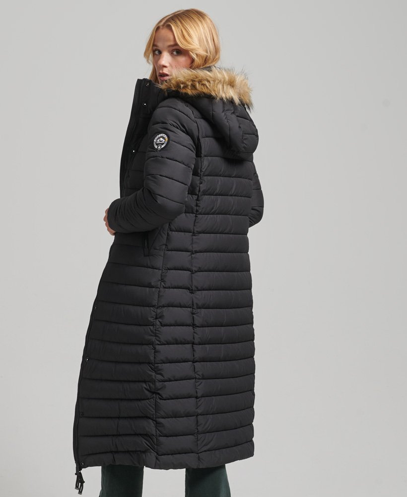 casaco puffer longo com capuz e leve acolchoado em pele sintética na cor preta.
