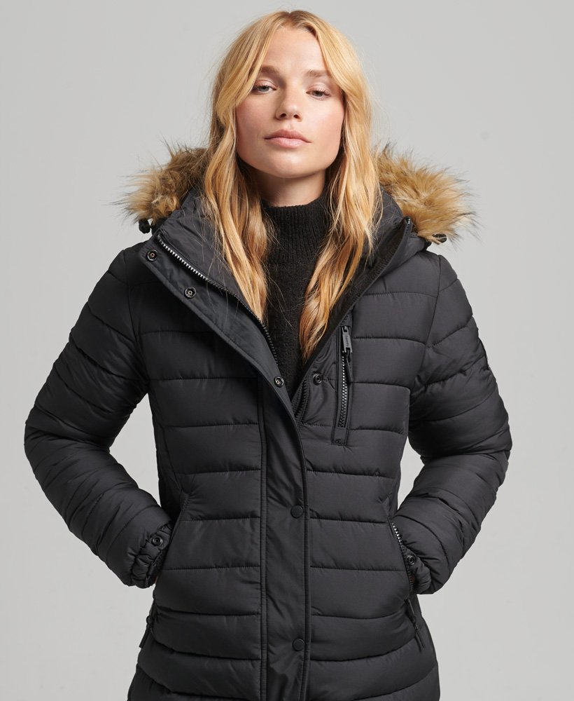 casaco puffer longo com capuz e leve acolchoado em pele sintética na cor preta.
