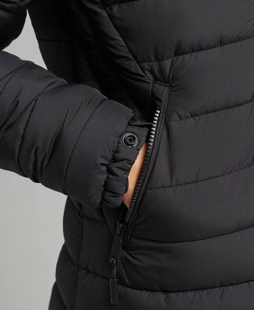 casaco puffer longo com capuz e leve acolchoado em pele sintética na cor preta.