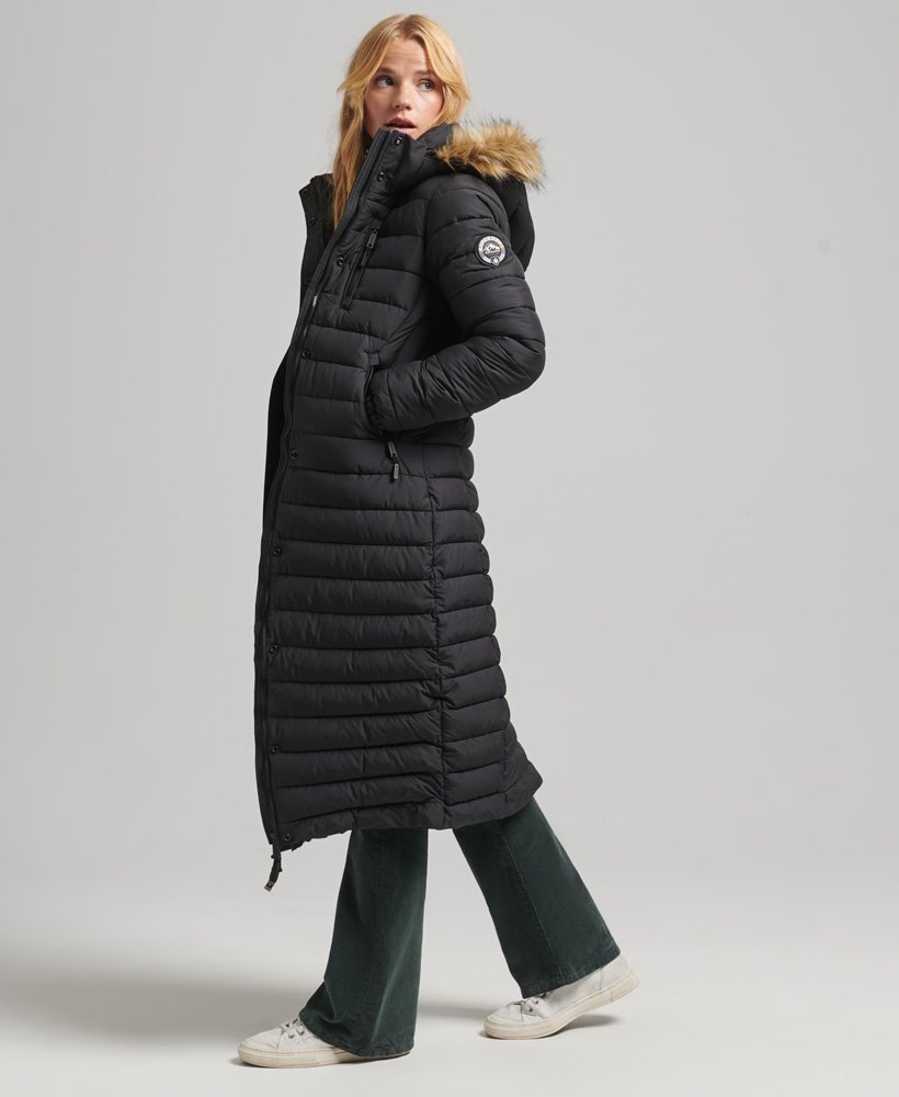 casaco puffer longo com capuz e leve acolchoado em pele sintética na cor preta.