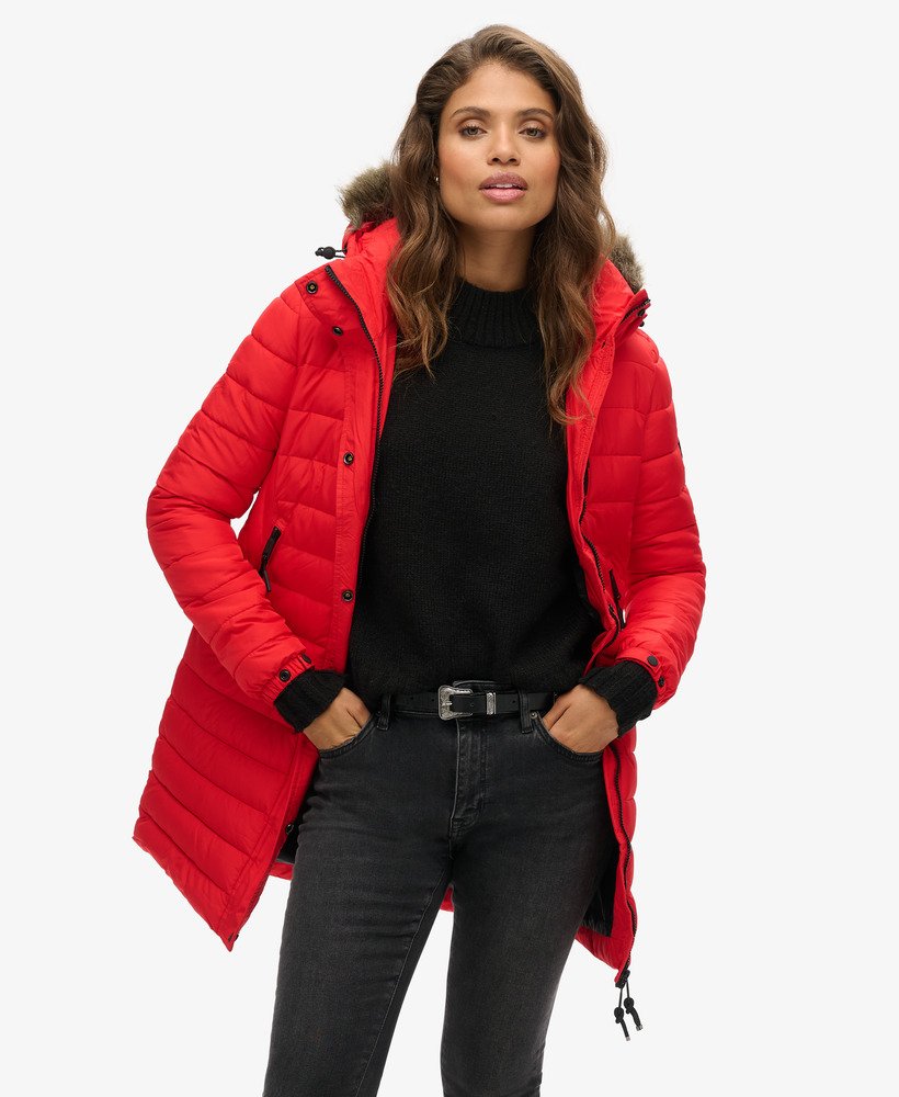jaqueta puffer de comprimento médio com capuz e forro de pele sintética na cor vermelho high risk.