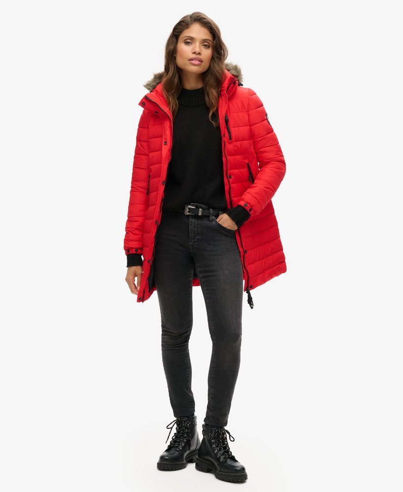 jaqueta puffer de comprimento médio com capuz e forro de pele sintética na cor vermelho high risk.
