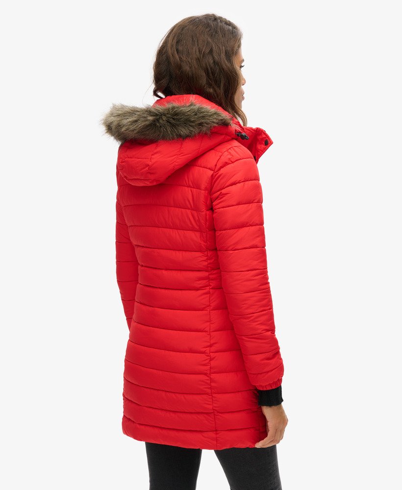 jaqueta puffer de comprimento médio com capuz e forro de pele sintética na cor vermelho high risk.