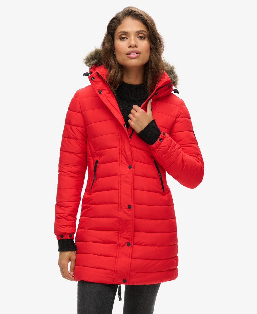 jaqueta puffer de comprimento médio com capuz e forro de pele sintética na cor vermelho high risk.