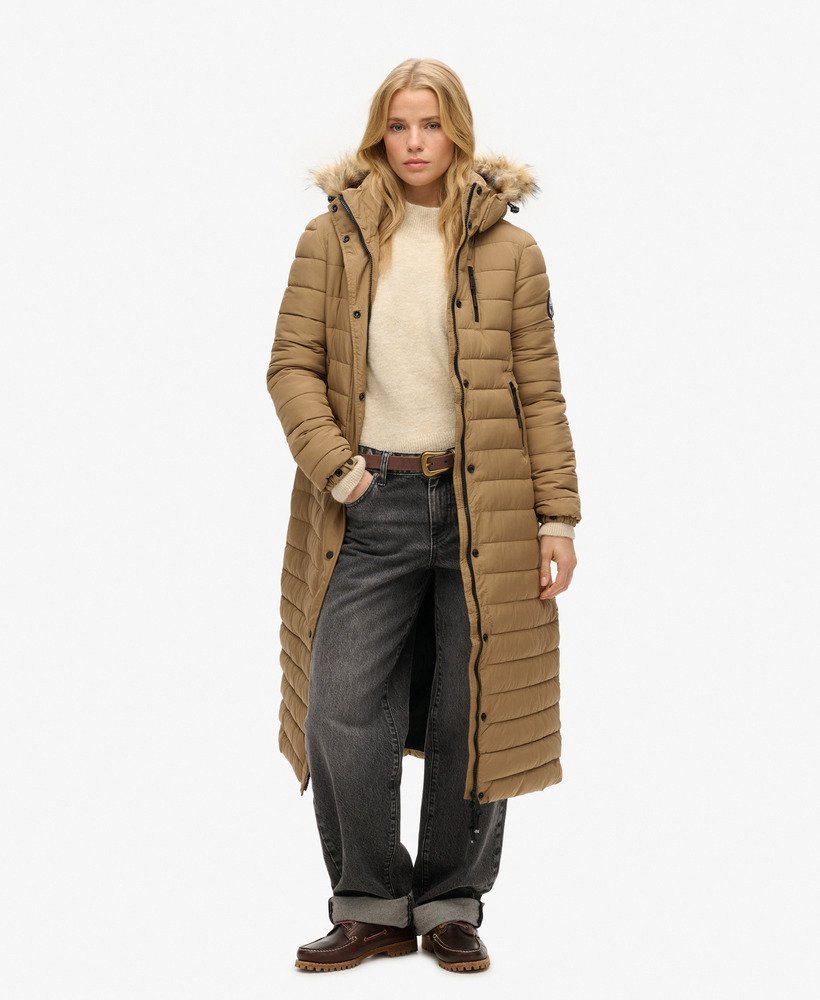 casaco puffer longo com capuz e leve acolchoado em pele sintética na cor areia.